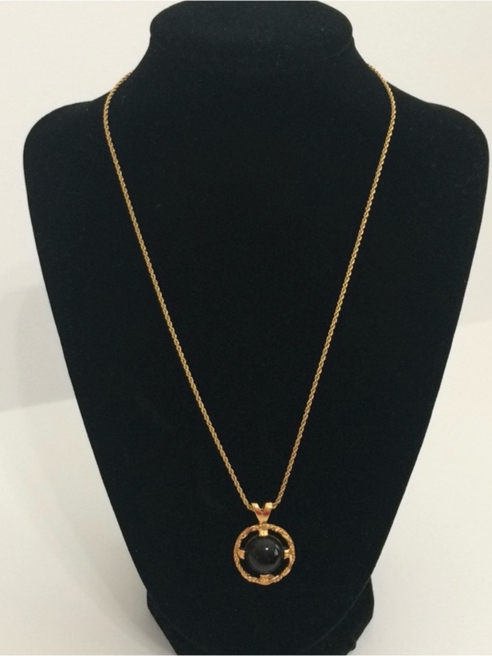 Vintage Style Gold Tone Rope Chain Black Cabochon Pendant Necklace